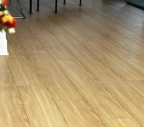 越來越多人不裝 木地板 了 建議學(xué)年輕人的做法,美觀無甲醛