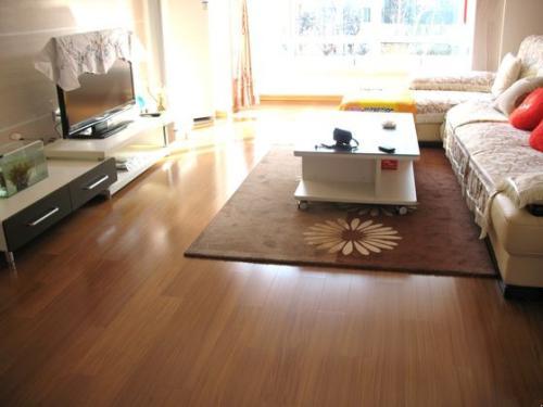 已裝修實(shí)木復(fù)合地板如何巧妙打造隔斷墻